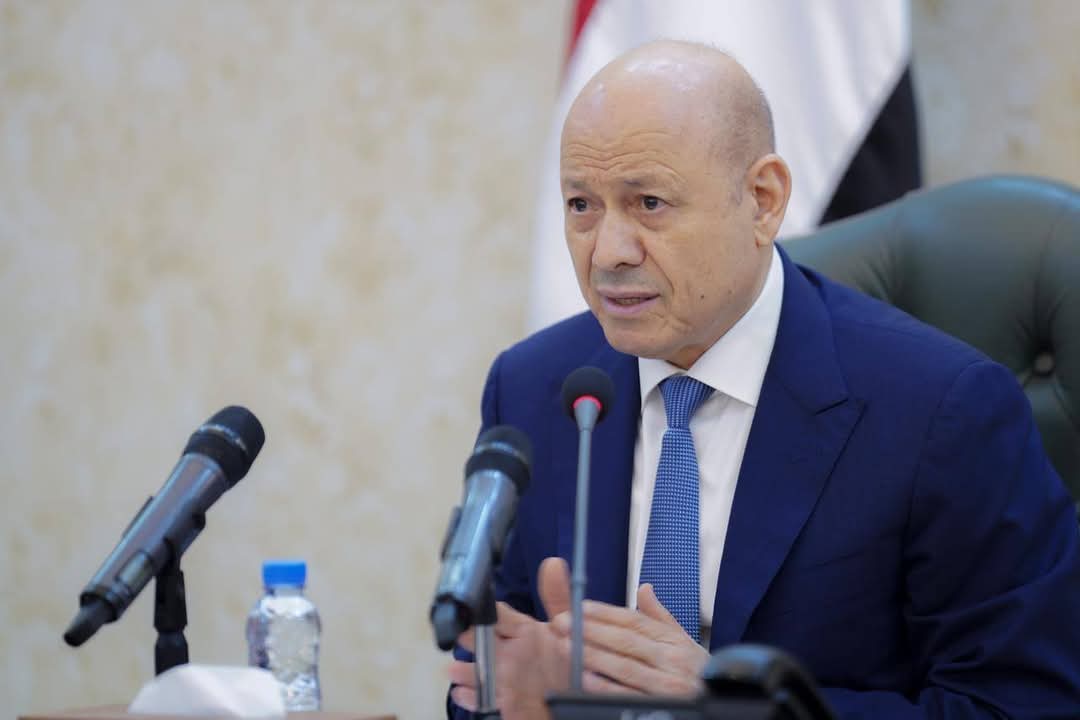 رئيس مجلس القيادة يرأس جانباً من اجتماع مجلس الوزراء