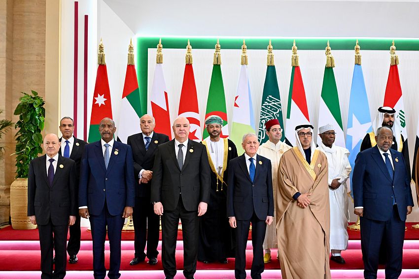 رئيس مجلس القيادة يشارك في الجلسة الافتتاحية للقمة العربية غير العادية